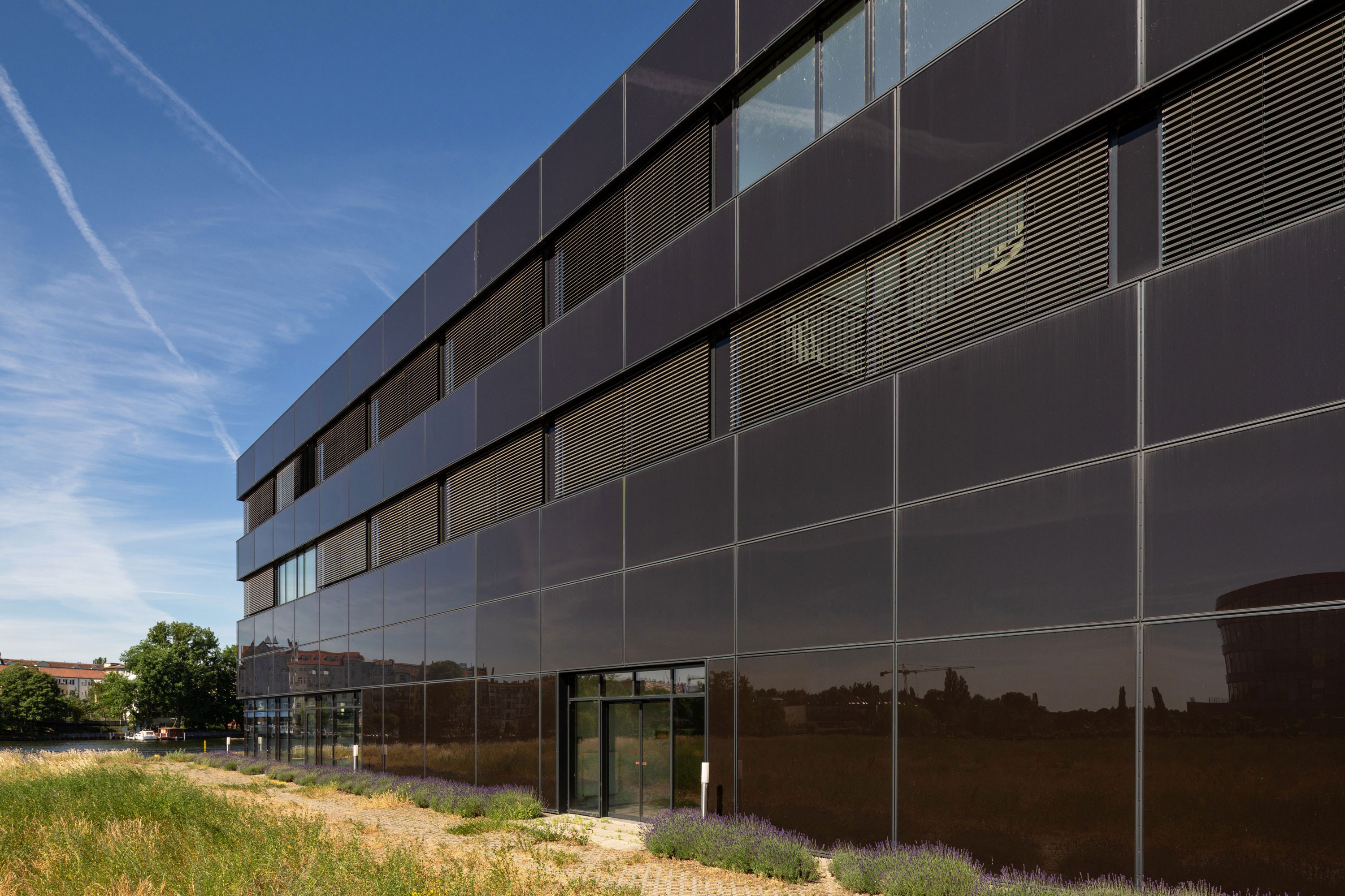 Fassade mit integrierter Photovoltaik – von Metallbau Möller